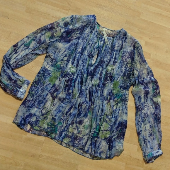 Sheer dressy blouse in blue's, flared at bottom - Picture 7 of 8